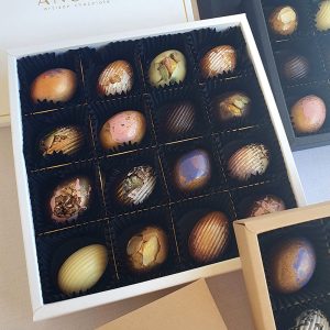 Anuka Artisan Chocolate - Large Gift Box (16)